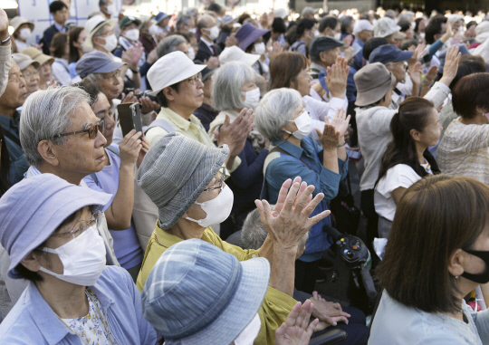 17일 도쿄 거리 유세에 시민들이 모여들어 후보의 연설을 듣고 있습니다. AP 연합뉴스